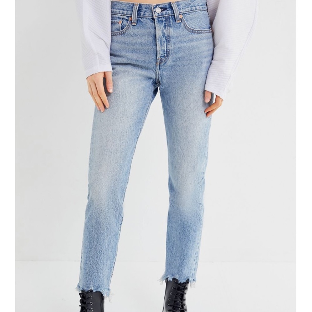 Levi’s wedgie straight leg jeans! - Picture 2 of 4